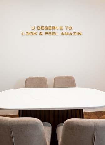 Amazin U - Room Table